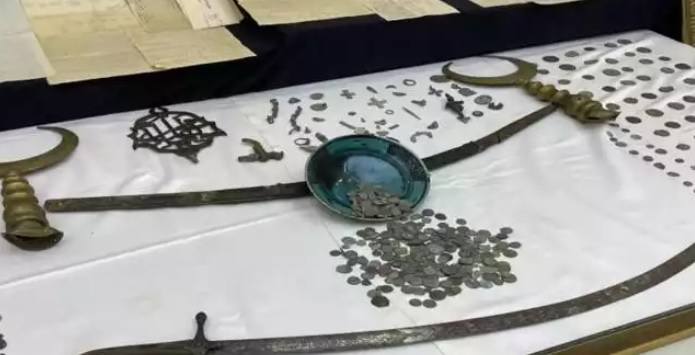 El yazması Kuran-ı Kerim, kılıç ve silahlar ele geçirildi!