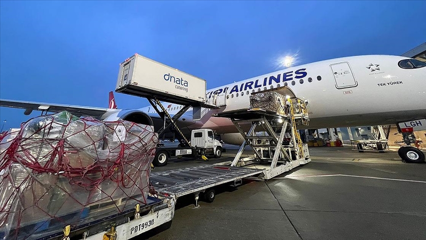 THY'nin "Tek Yürek" adı verilen 400. uçağı ilk tarifeli seferinde deprem bölgesine yardım taşıdı