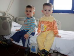 Doğuştan İşitme Engelli İkizlere Biyonik Kulak Takıldı