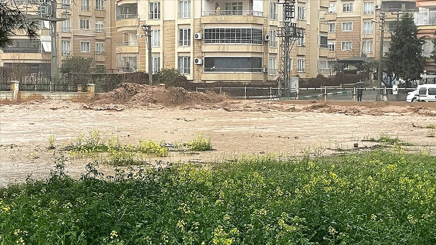 Şanlıurfa'da sağanak derelerin taşmasına neden oldu!