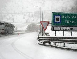 Bolu Dağı'nda Etkili Olan Kar Ulaşımı Olumsuz Etkiliyor!