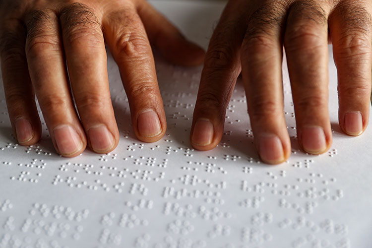 Görme engelliler, özel şablonla oy kullanma imkanı verilmesinden memnun