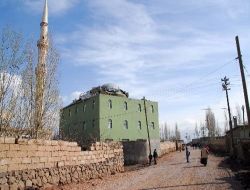 Doğubayazıt'ta Etkili Olan Rüzgâr Çatıları Uçurdu!