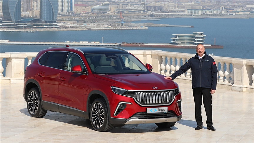 Erdoğan'dan Togg otomobilini teslim alan Aliyev'e "hayırlı olsun" mesajı