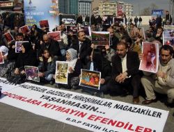 Halepçe Katliamını 'oturarak' Protesto Ettiler