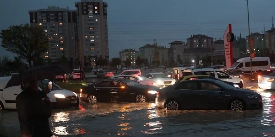 Ankara'da Sağanak Yağış Yolları Sular Altında Bıraktı