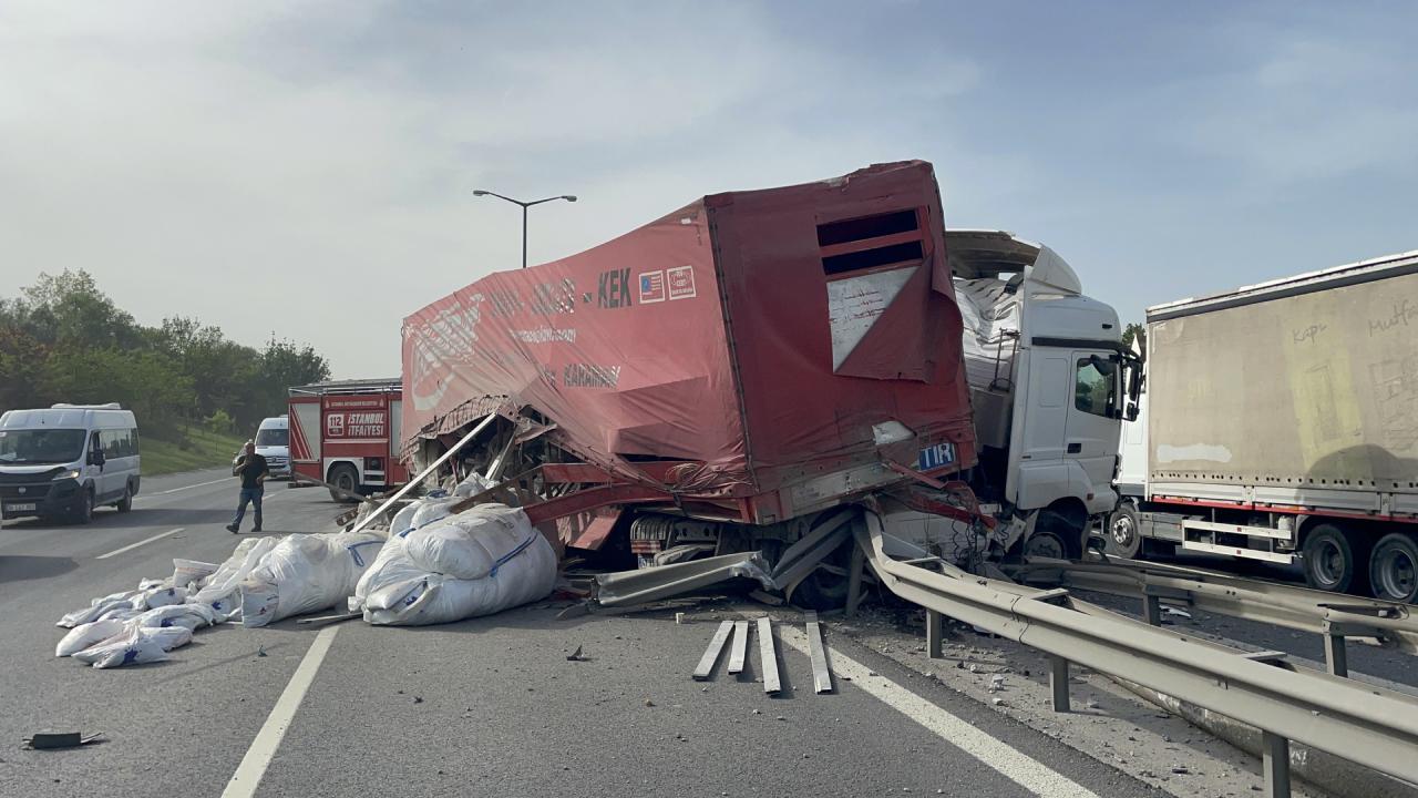 TEM'de bariyerlere saplanan tır trafik yoğunluğu oluşturdu