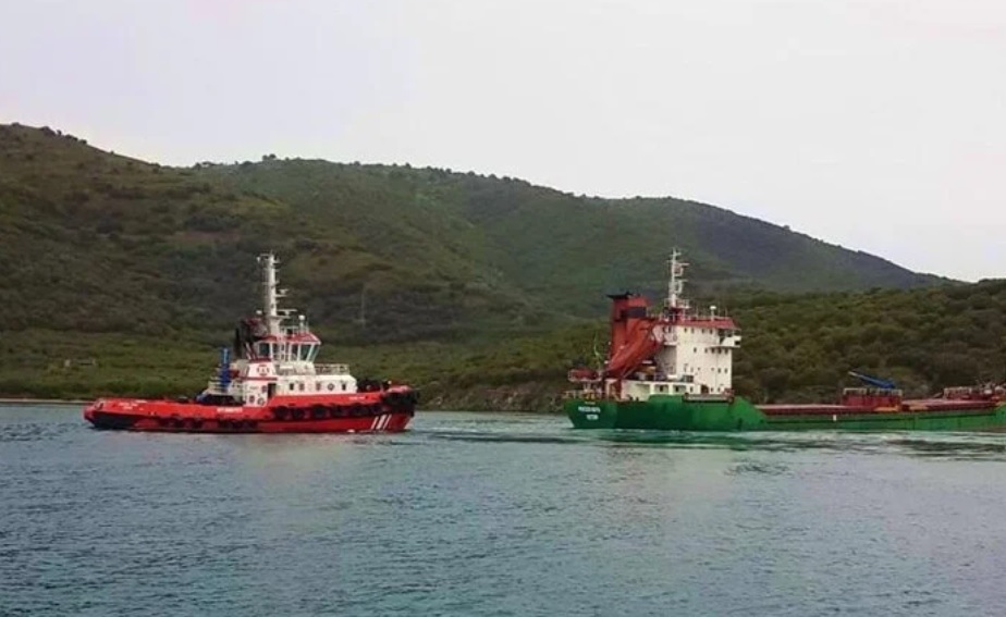 Marmara Adası'nda karaya oturan gemi Kıyı Emniyeti ekiplerince kurtarıldı