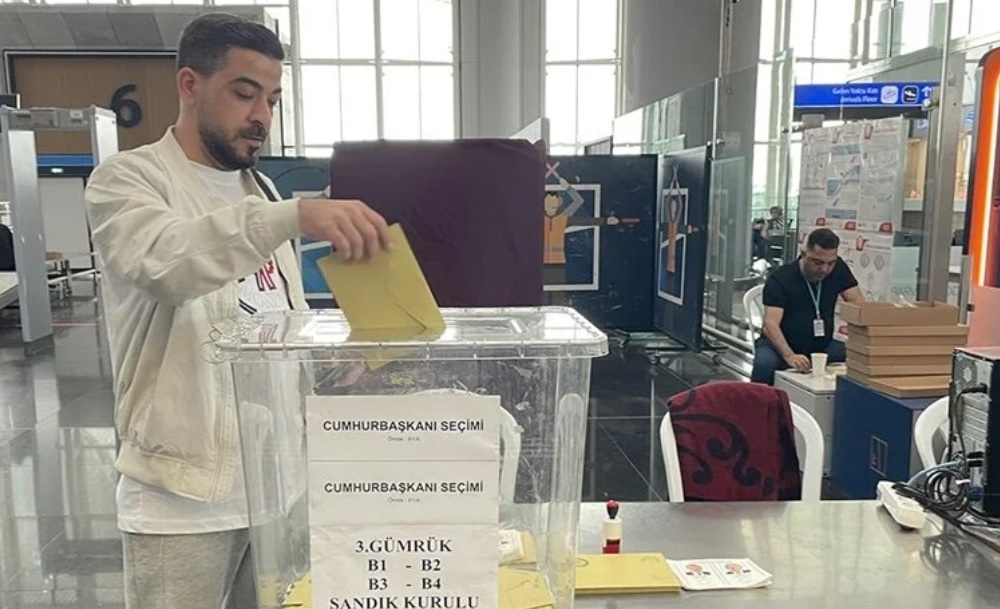 İstanbul'daki havalimanlarında oy verme işlemi devam ediyor