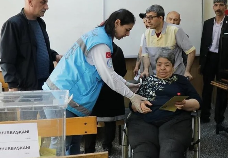 İç Anadolu'da hasta ve engelli seçmen, görevlilerin yardımıyla oy kullandı