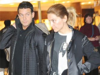 Demet Akalın bebeğini düşürdü!!