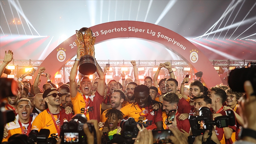 Şampiyon Galatasaraylı futbolcular mutluluklarını anlattı