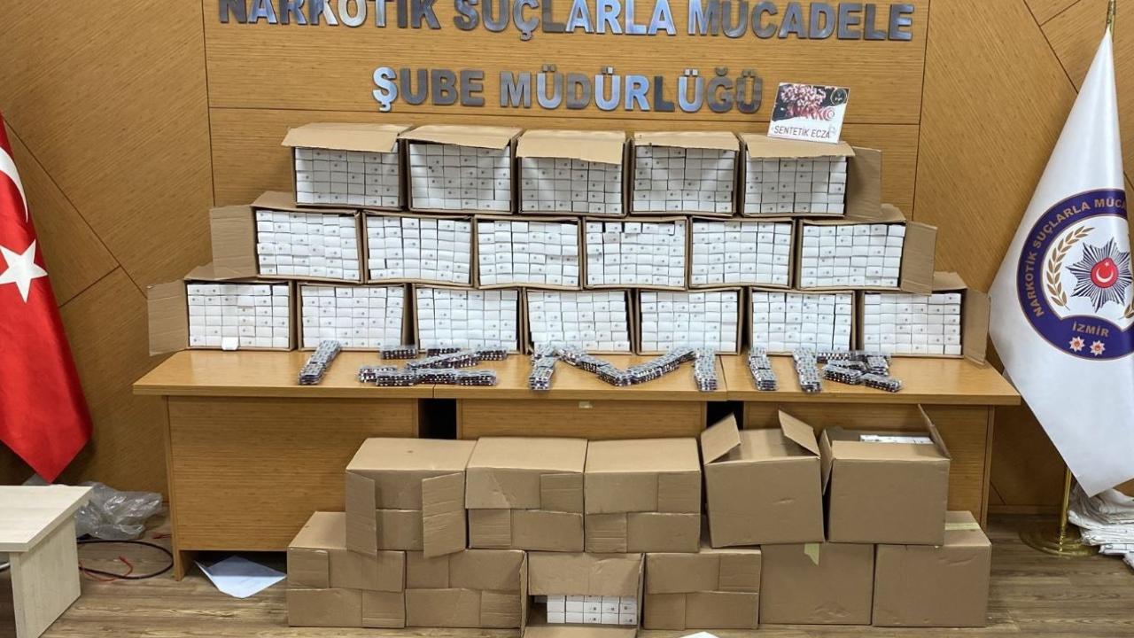 İzmir'de uyuşturucu operasyonunda 179 bin hap ele geçirildi!