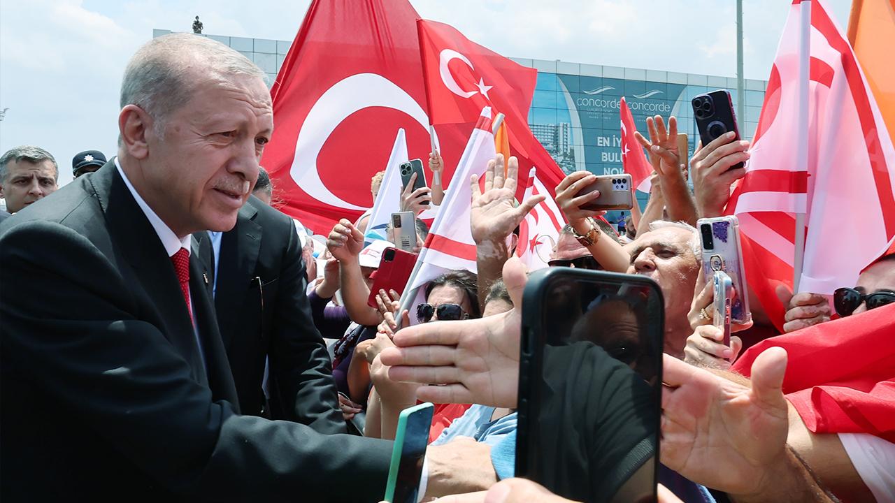 Cumhurbaşkanı Erdoğan, KKTC Cumhurbaşkanı Tatar tarafından resmi törenle karşılandı