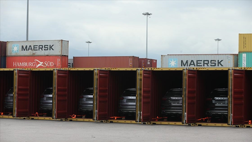 Ro-Ro'ya alternatif konteynerle Uzak Doğu'dan gelen arabalar Kocaeli'deki limandan alıcılarına ulaştırılıyor