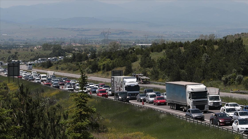 Anadolu Otoyolu'nun Düzce ve Bolu geçişinde bayram yoğunluğu
