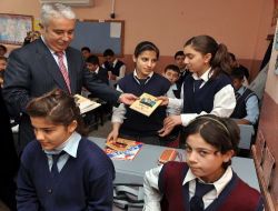 Çukurova Belediye Başkanı Arıkan Öğrencilere Kitap Dağıttı