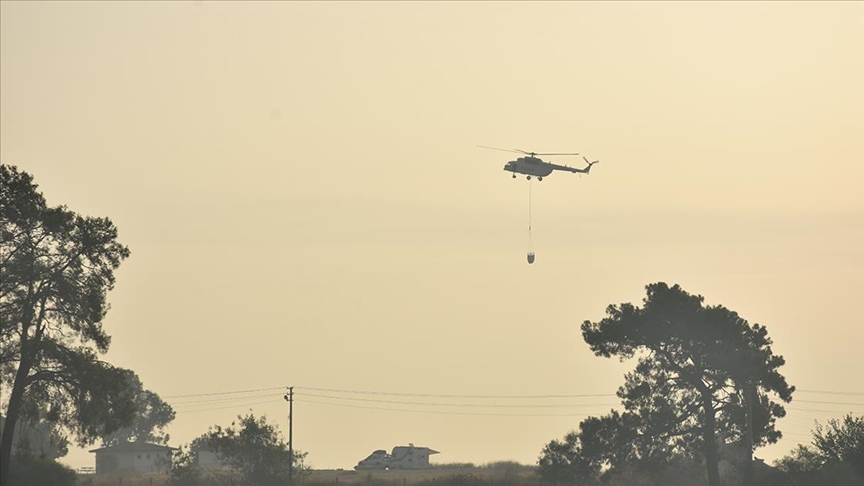 Antalya'nın Kemer ilçesindeki orman yangınına havadan ve karadan müdahale sürüyor