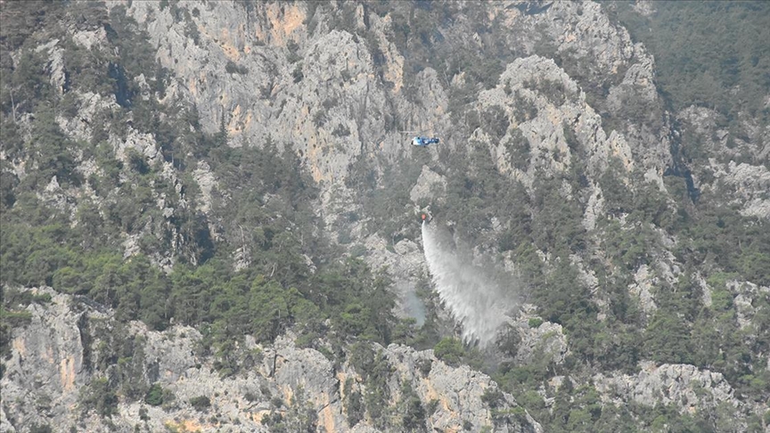 Antalya'nın Kemer ilçesindeki orman yangınına havadan ve karadan müdahale sürüyor