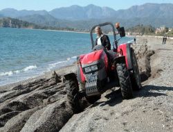 Taşları Temizlemek İçin Plajı Tarla Gibi Sürdüler