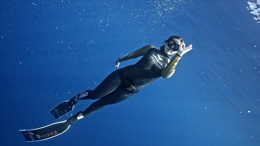 Milli sporcu Şahika Ercümen 100 metrede Türkiye rekoru kırdı