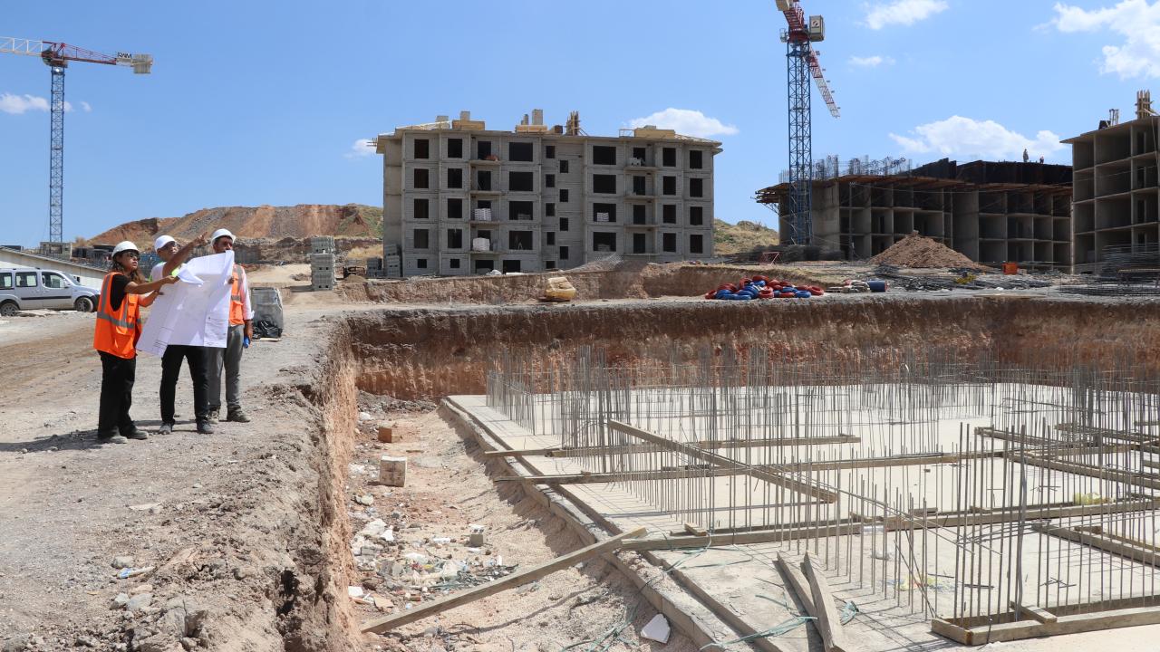 Elazığ'da 2 bin 936 deprem konutunun inşaatı devam ediyor