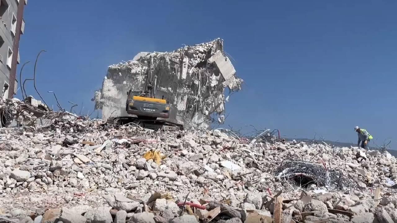 Depremlerden etkilenen Hatay'da ağır hasarlı binaların yıkımı sürüyor