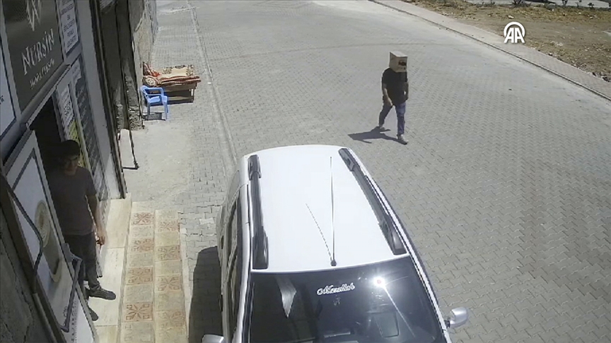 Mardin'de Sıcaktan Bunalan Bir Kişi Başına Karton Kutu Geçirerek Gezdi