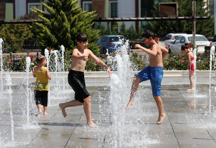 Ankara'da sıcaktan bunalanların adresi ıslanma havuzları oldu
