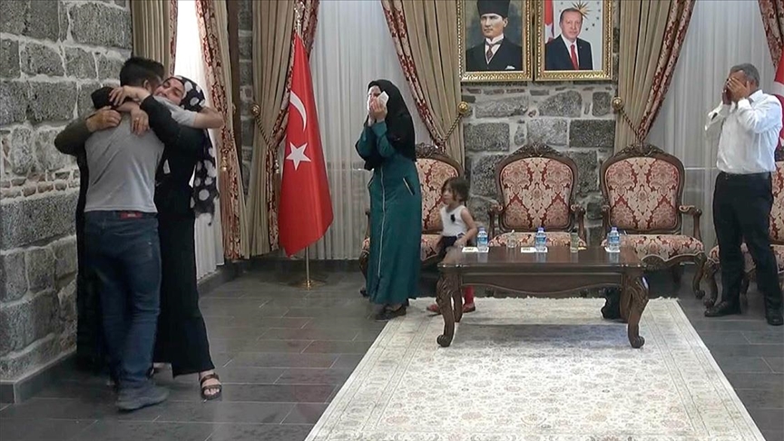 Yerlikaya, Diyarbakır annelerinden ikisinin daha evladına kavuştuğunu bildirdi