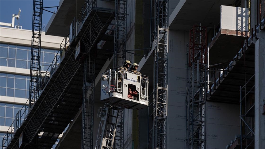 Başkentte bir sitenin inşaat halindeki blokunun çatısında yangın çıktı