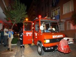 Haşere İlacından Etkilenen Bina Sakinleri İtfaiye Merdiveni İle Kurtarıldı