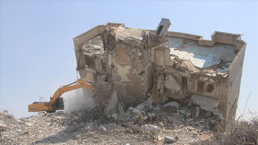 Depremlerden etkilenen Hatay'da ağır hasarlı binaların yıkımı sürüyor