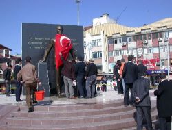 Sakarya'da Atatürk Heykeline Çirkin Saldırı