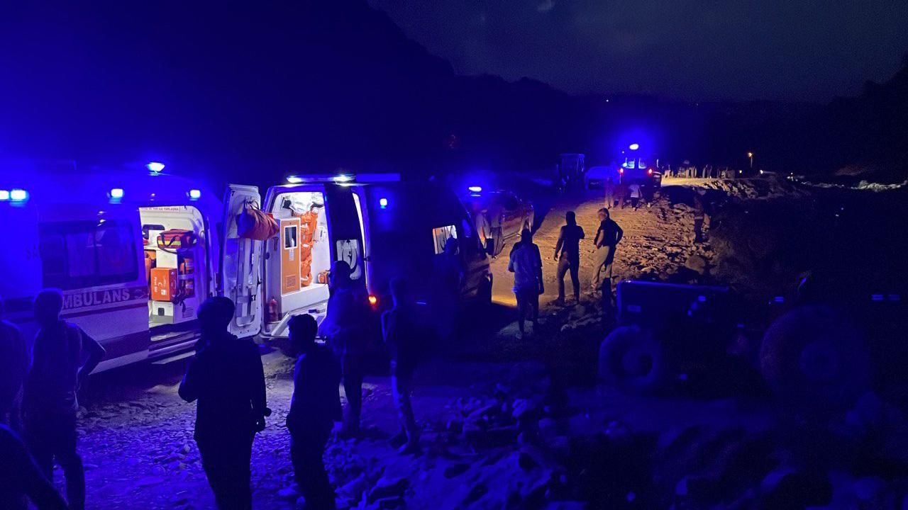 Düzce'de traktör römorku devrildi: 16 Yaralı