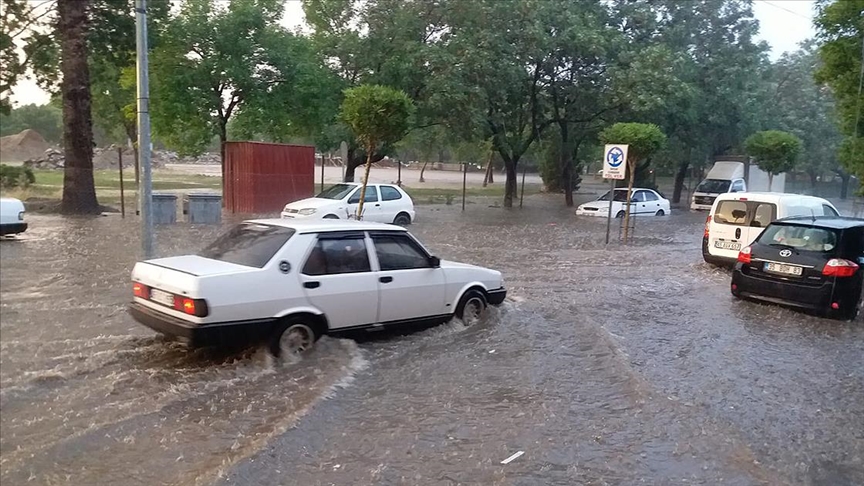 Meteorolojiden Batı Anadolu ve Karadeniz'de kuvvetli sağanak uyarısı