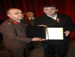 Sakarya'da Şehit Polis Memurunun Oğluna ve 4 Gaziye Devlet Övünç Madalyası