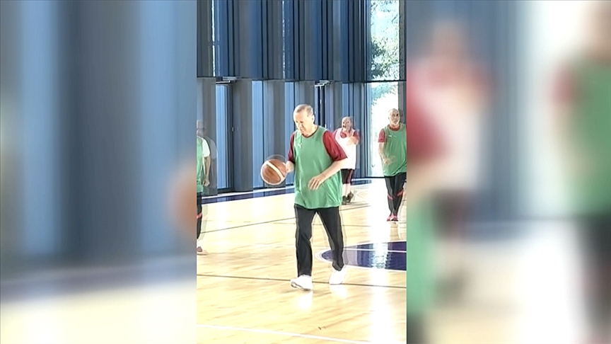 Cumhurbaşkanı Erdoğan basketbol oynadı