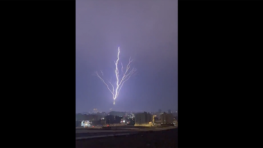 Mekke-i Mükerreme'deki saat kulesine YILDIRIM isabet etti!