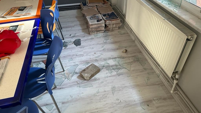 Çanakkale’de AK Parti bürosuna taşlı saldırı