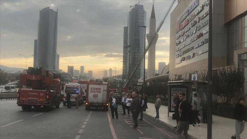 Maltepe'de bir AVM'de çıkan yangın söndürüldü!