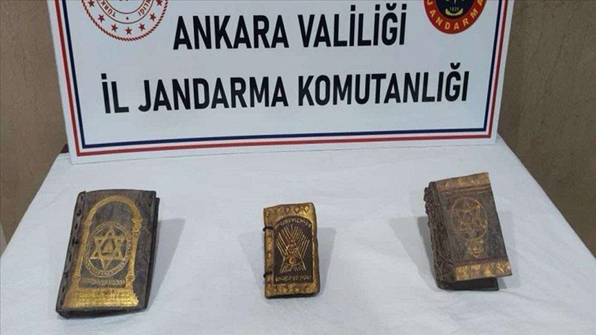 Ankara'da 13. yüzyıla ait olduğu değerlendirilen İbranice 3 kitap ele geçirildi
