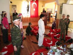 Minik Öğrenciler Çanakkale'yi Canlandırdı