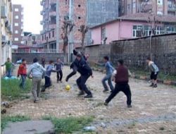 Çocuklar Polislere Bu Sefer Taş Değil Gol Attı