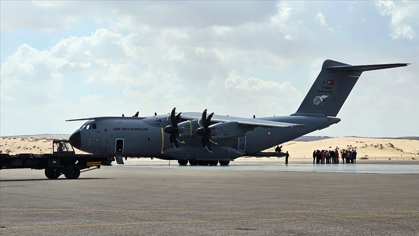 Gazzeli siviller için Türkiye'nin insani yardımlarını taşıyan ilk uçak Mısır'a iniş yaptı