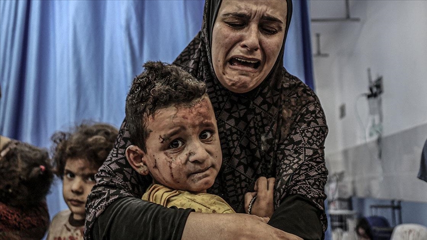 İsrail saldırıları nedeniyle Şifa Hastanesine sığınan binlerce Filistinli, içecek su bile bulamıyor