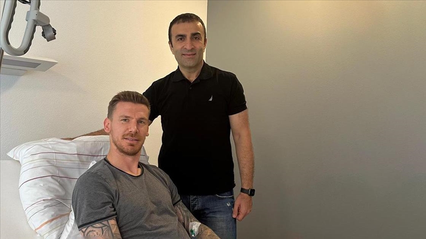 Fenerbahçeli futbolcu Serdar Aziz, Almanya'da operasyon geçirdi