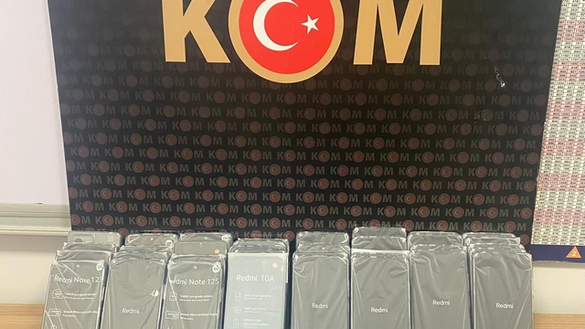 Kocaeli'de kaçak cep telefonu operasyonunda 2 şüpheli yakalandı