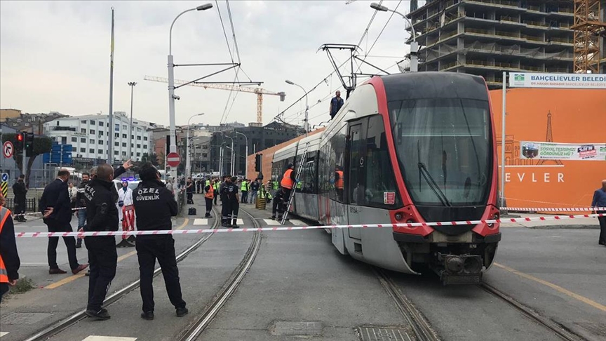 Güngören'de raydan çıkan tramvay nedeniyle seferlerde aksama yaşanıyor