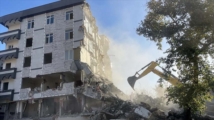 Kahramanmaraş'ta ağır hasarlı binaların yıkımı sürüyor